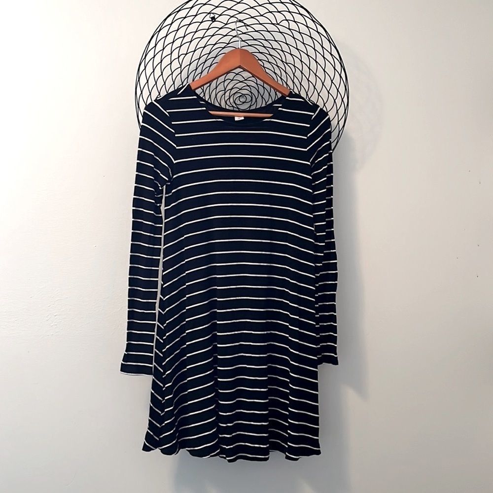 Cute sweater dress. Stretchy